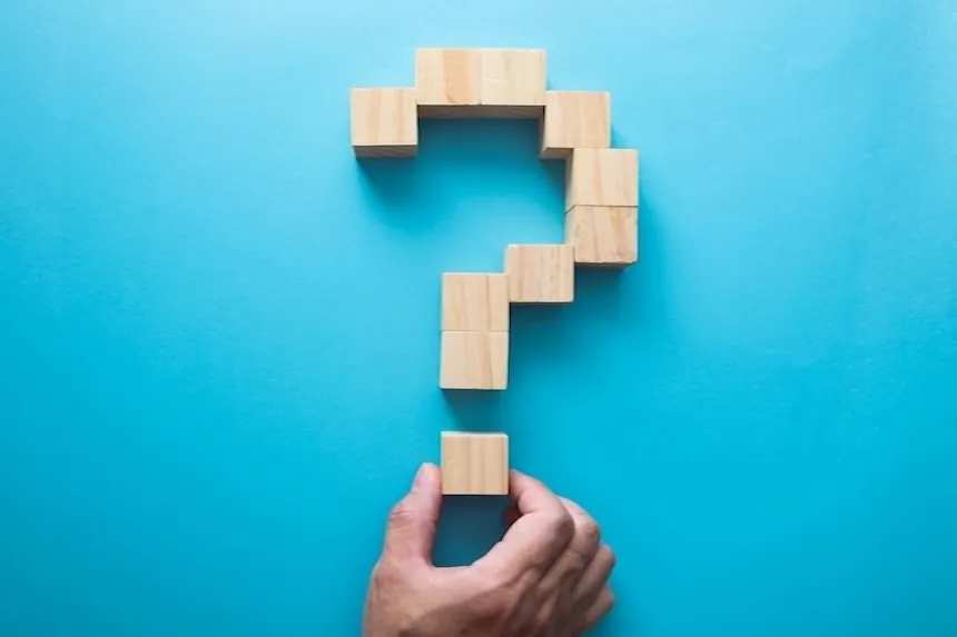 Reinigungskraft reinigt Büroflächen mit umweltfreundlichen Reinigungsmitteln